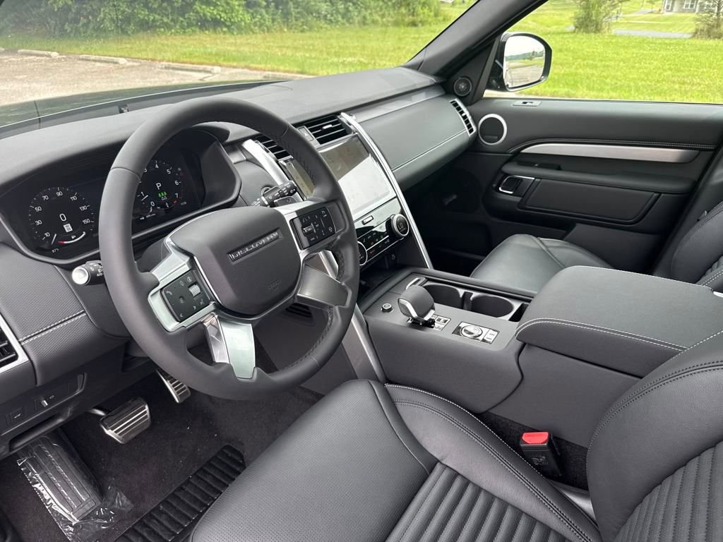 New 2025 Land Rover Discovery Dynamic SE image 12