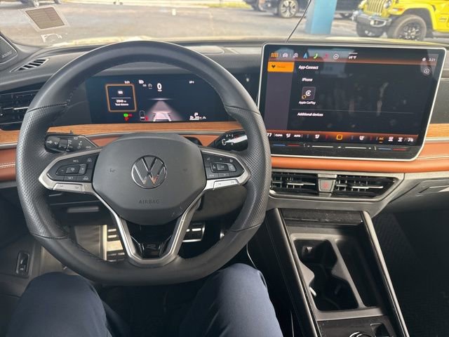 Used 2025 Volkswagen Tiguan SEL R-Line image 11