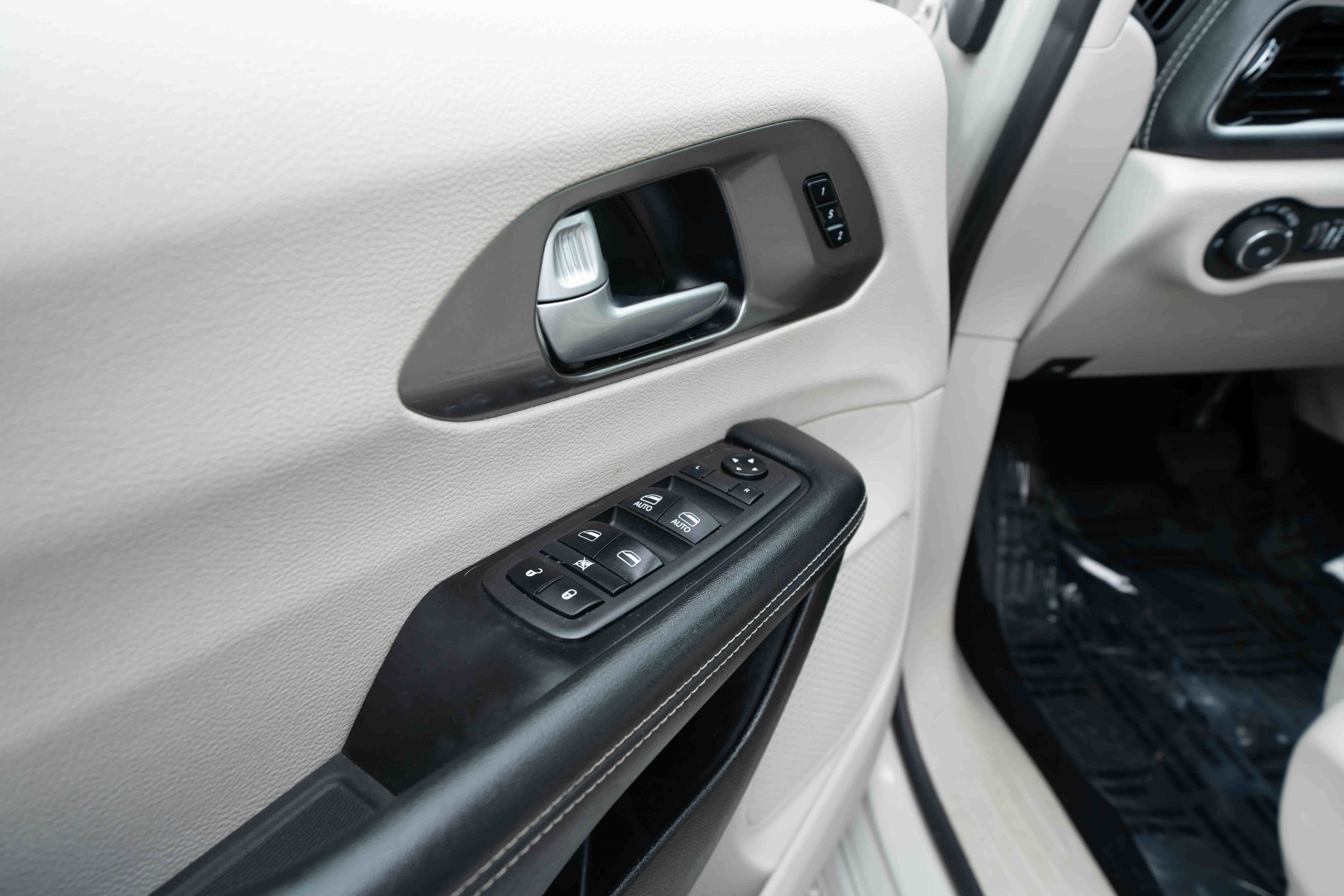 Used 2021 Chrysler Pacifica Touring-L FWD image 7