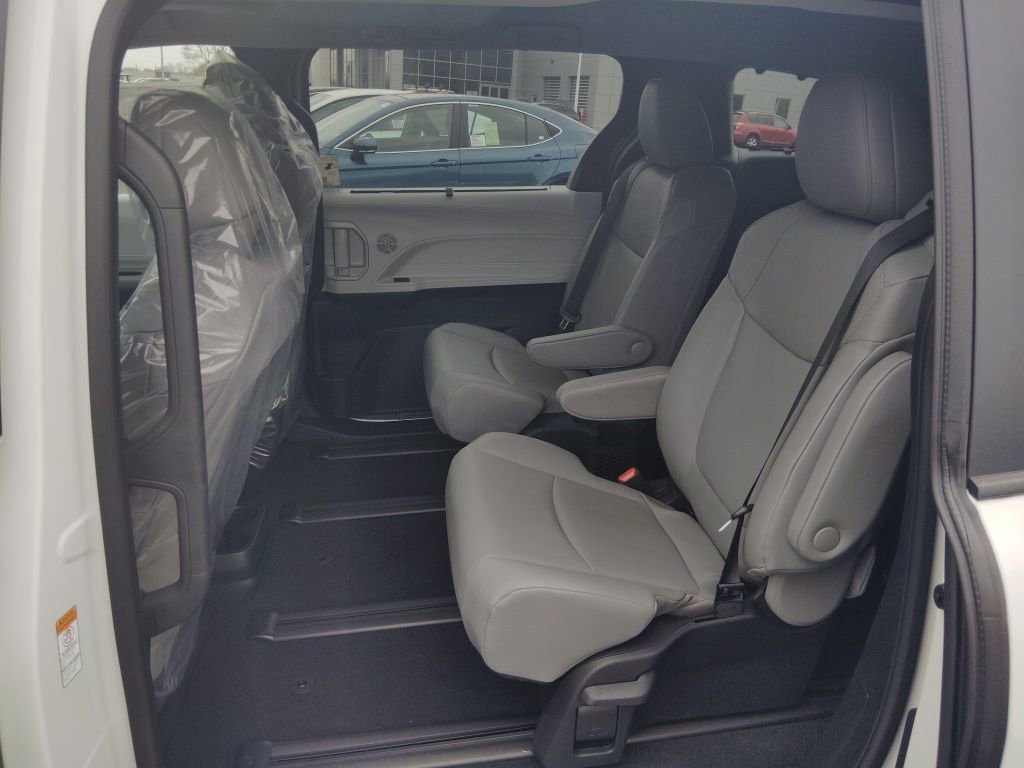 New 2026 Toyota Sienna XLE AWD/4WD image 8
