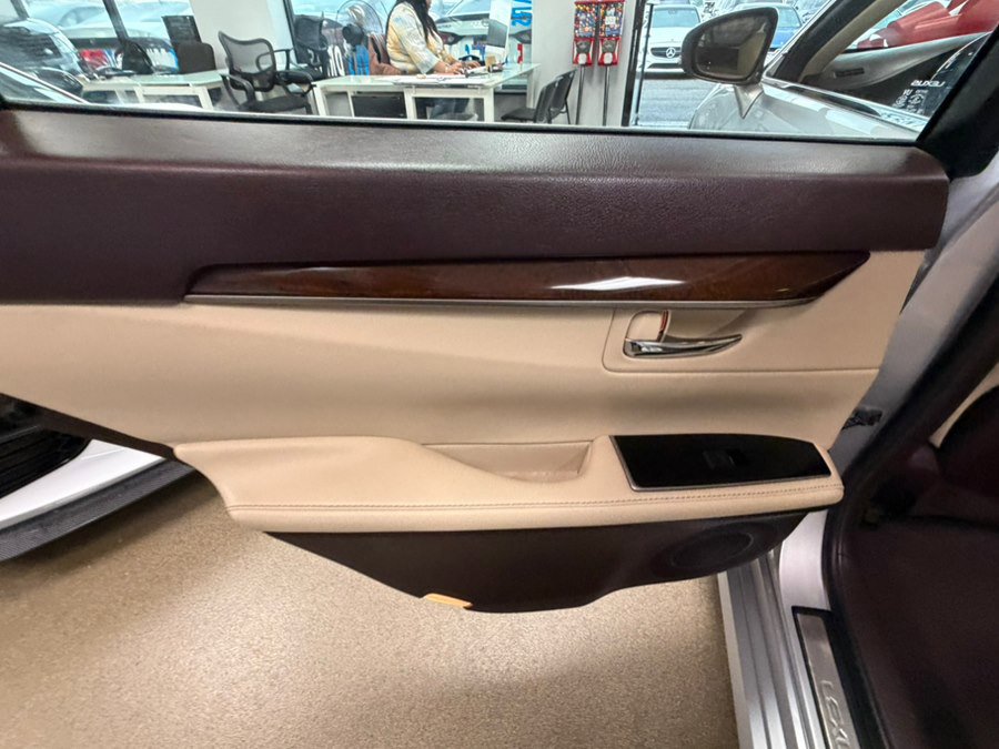 Used 2016 Lexus ES 350 w/ Luxury Package w/Wood Trim image 21