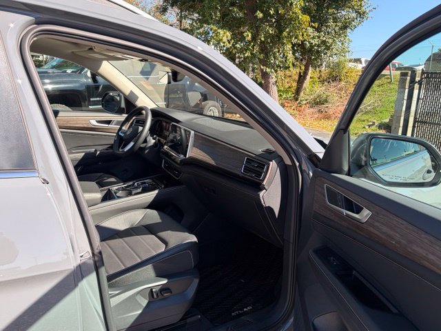 Used 2025 Volkswagen Atlas SEL AWD/4WD image 25