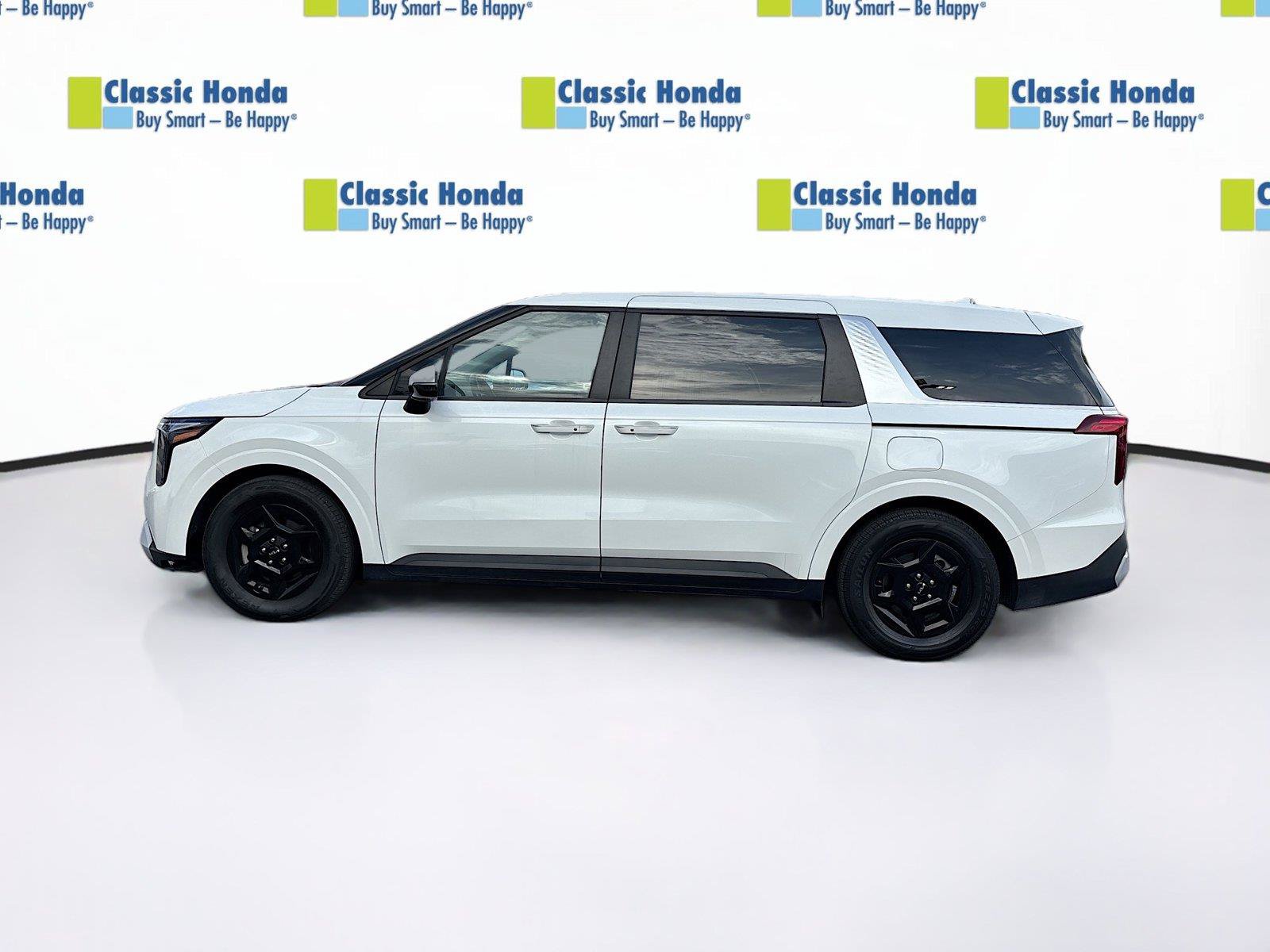 Used 2025 Kia Carnival FWD image 4