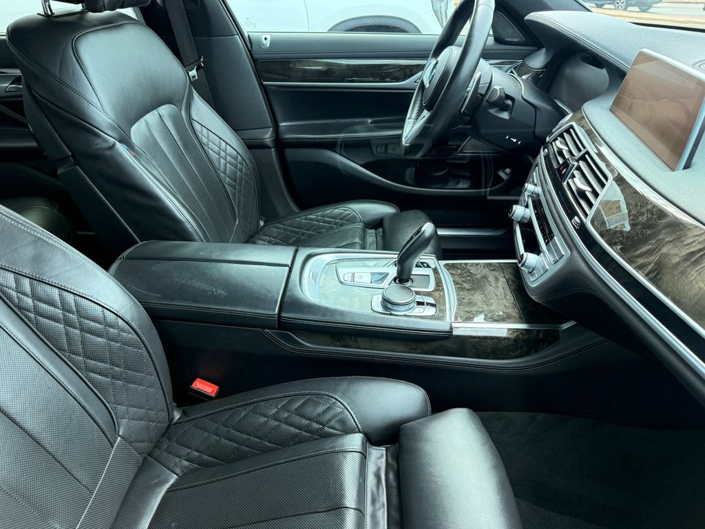 Used 2020 BMW 740i w/ M Sport Package RWD image 4