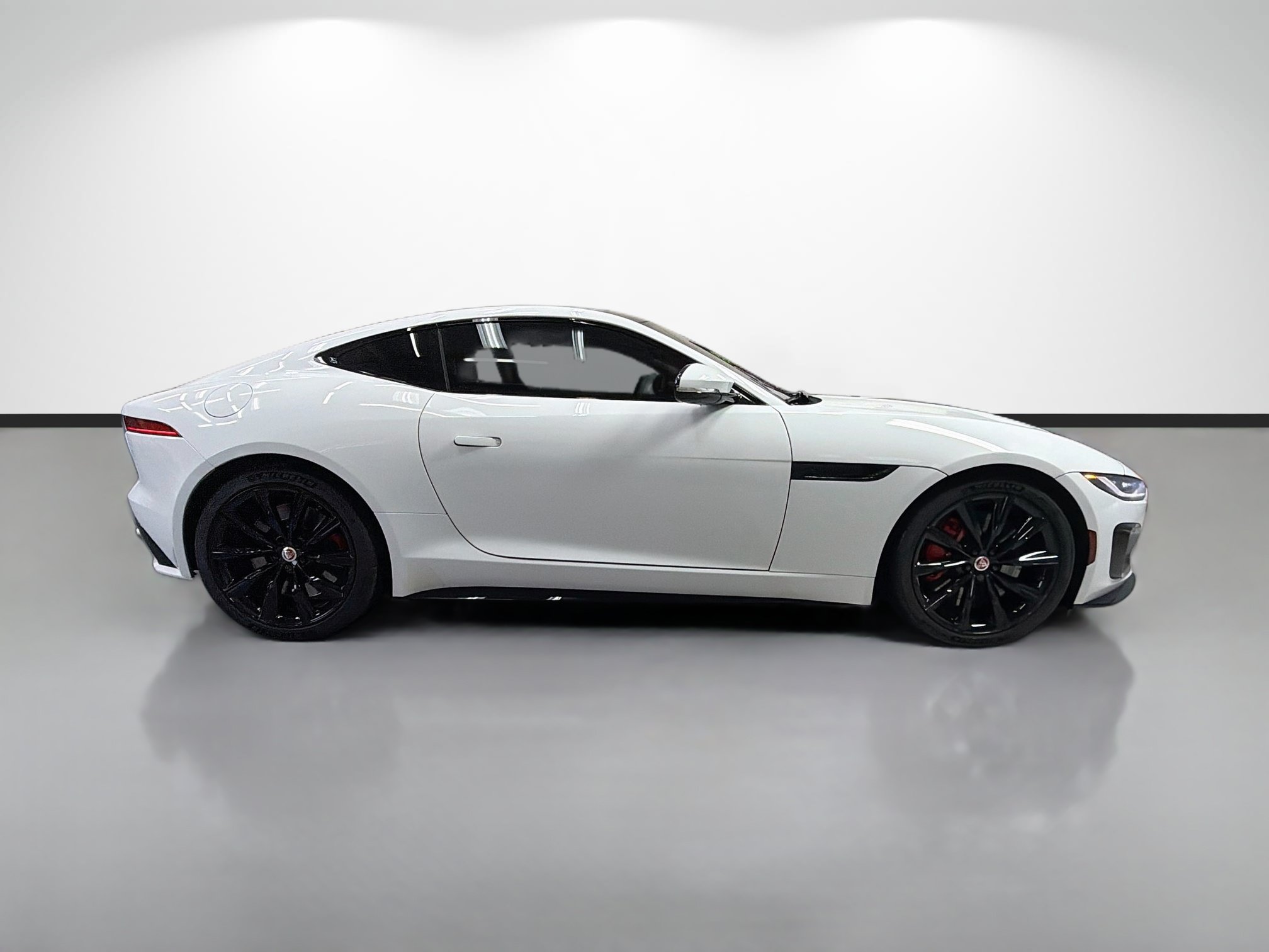 Used 2022 Jaguar F-TYPE R AWD/4WD image 2