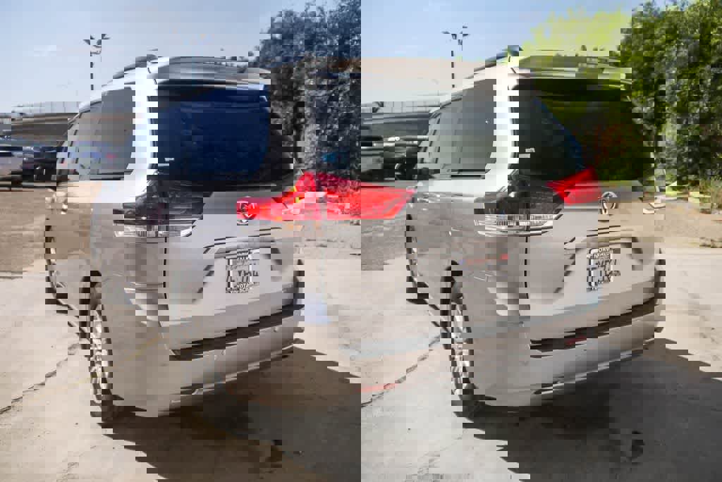 Used 2014 Toyota Sienna XLE image 7