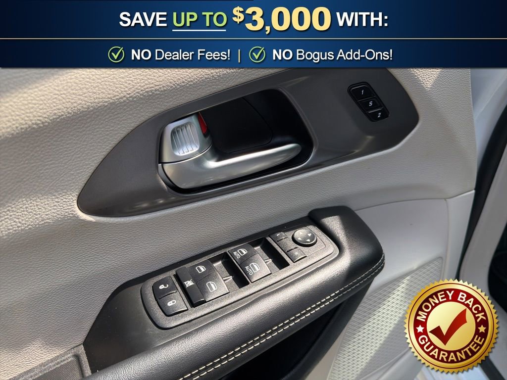 Used 2023 Chrysler Pacifica Touring-L image 17
