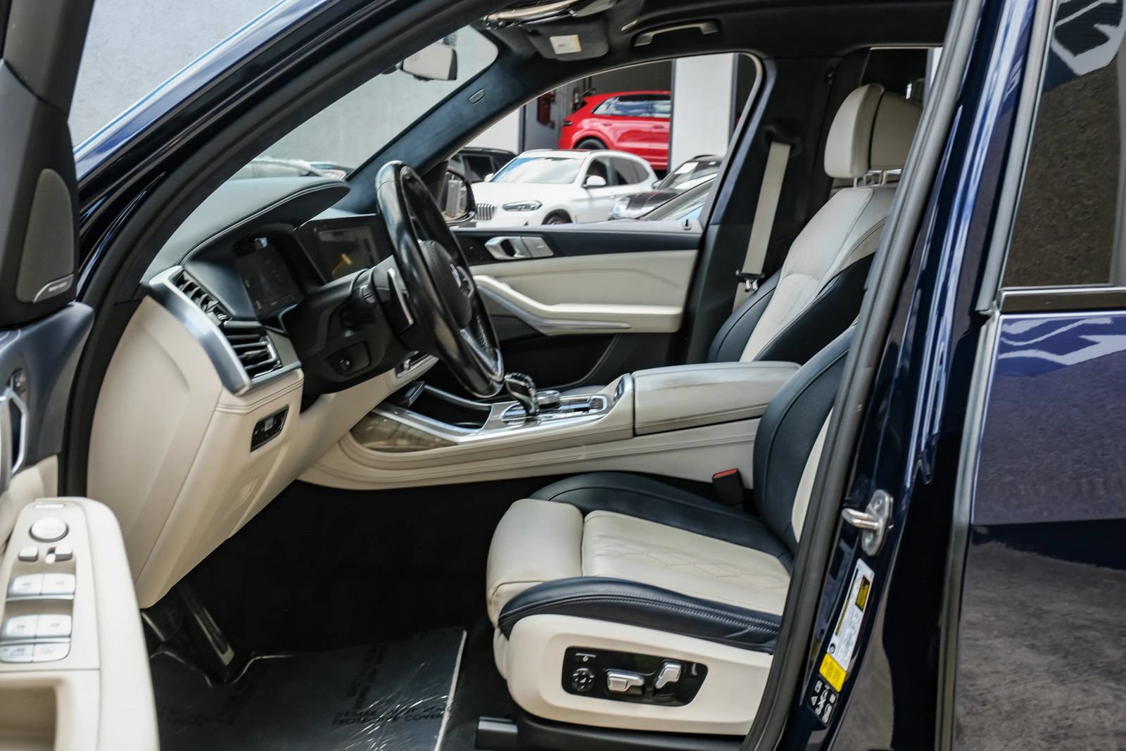 Used 2021 BMW X7 xDrive40i w/ M Sport Package AWD/4WD image 3