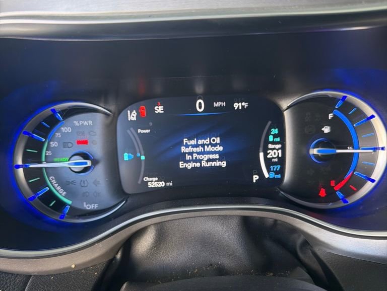 Used 2022 Chrysler Pacifica Limited w/ Uconnect Theater Family Group image 12