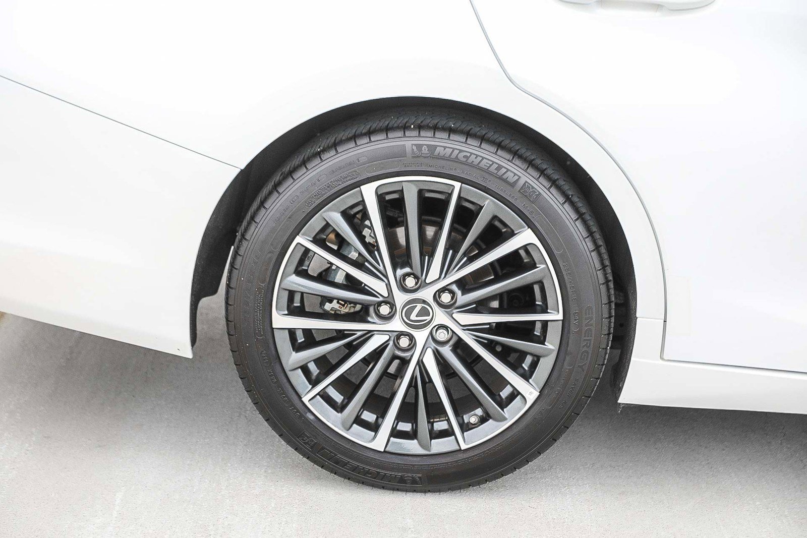 Certified 2025 Lexus ES 300h w/ Premium Package image 11