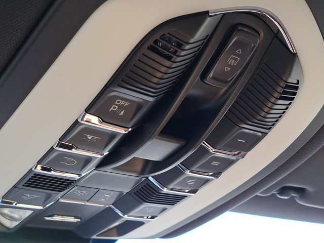 Certified 2025 Porsche Macan AWD/4WD image 35