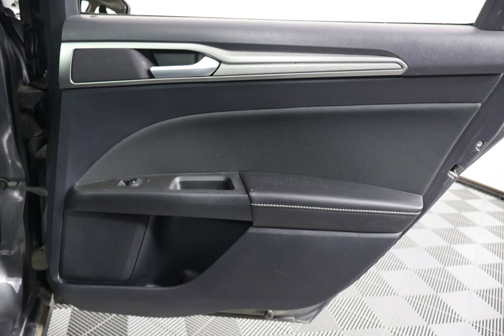 Used 2020 Ford Fusion SE image 23