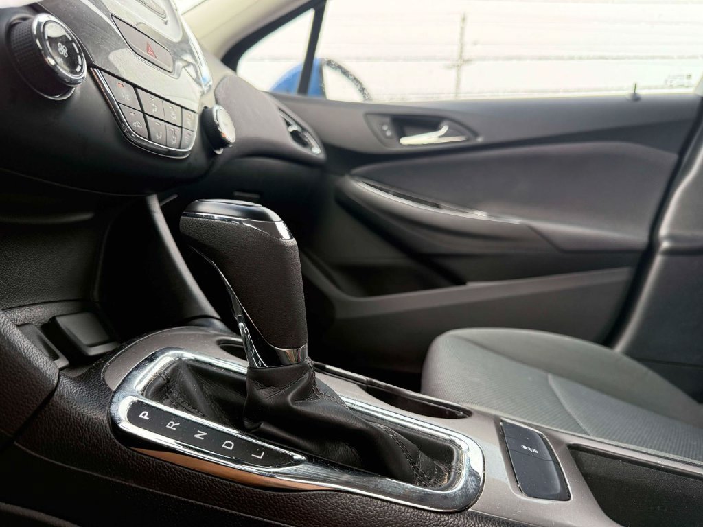 Used 2017 Chevrolet Cruze LT FWD image 20