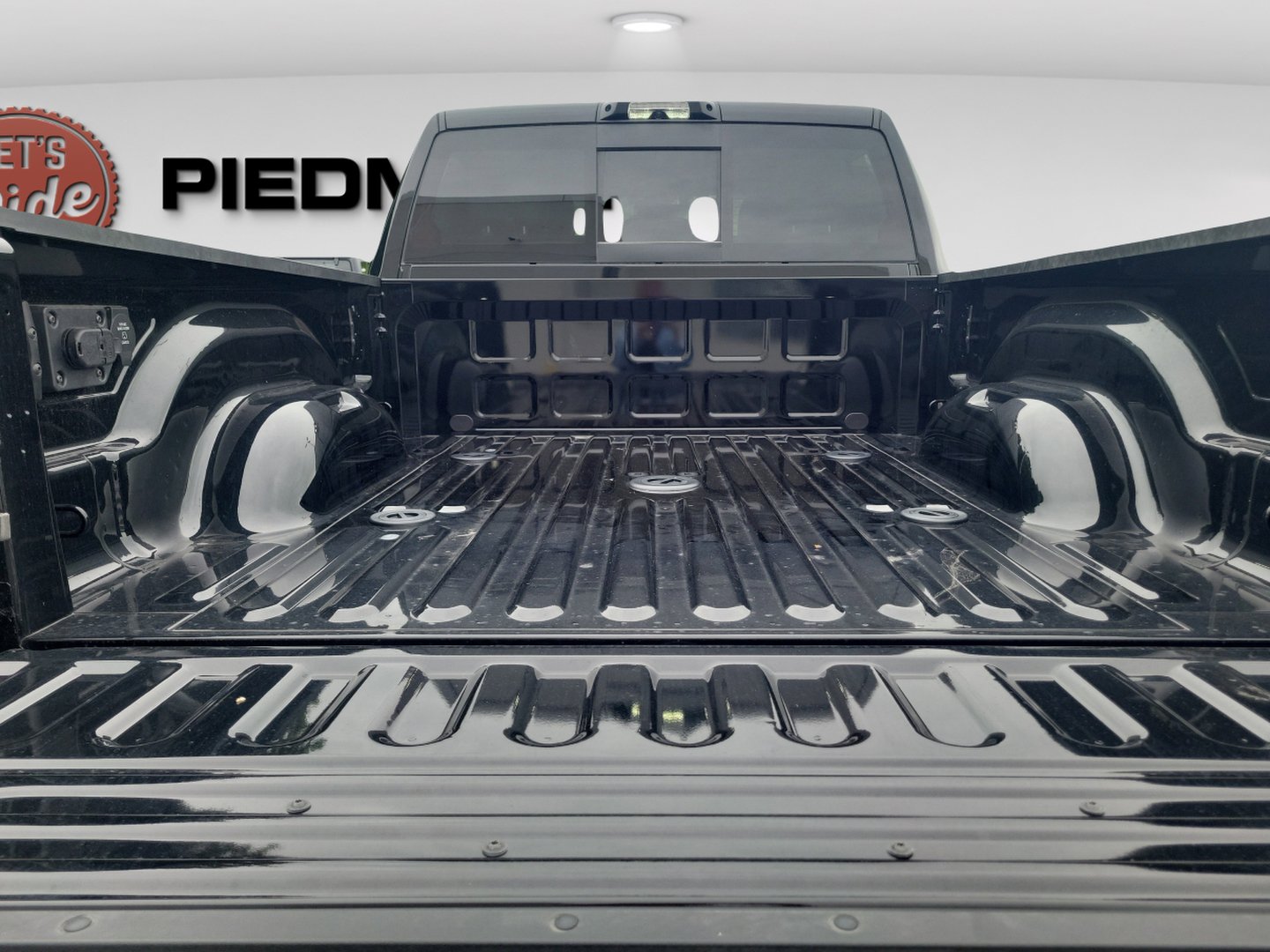 New 2026 RAM 2500 Laramie AWD/4WD image 13