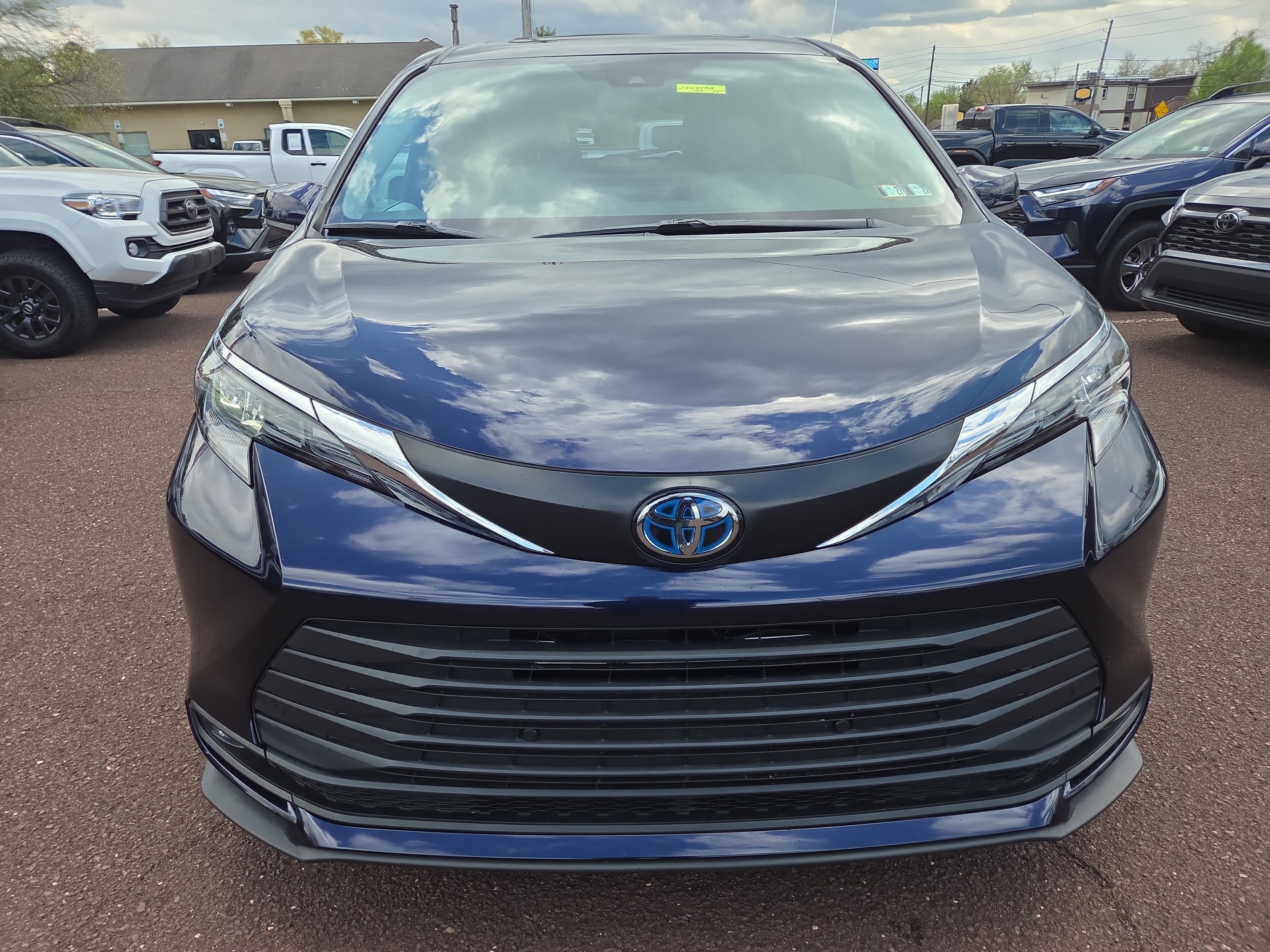 Certified 2025 Toyota Sienna XLE w/ XLE Plus Package AWD/4WD image 8