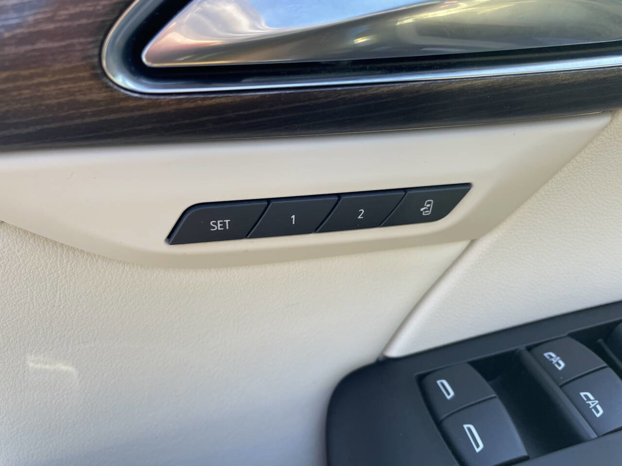 Used 2023 Buick Envision Avenir AWD/4WD image 15