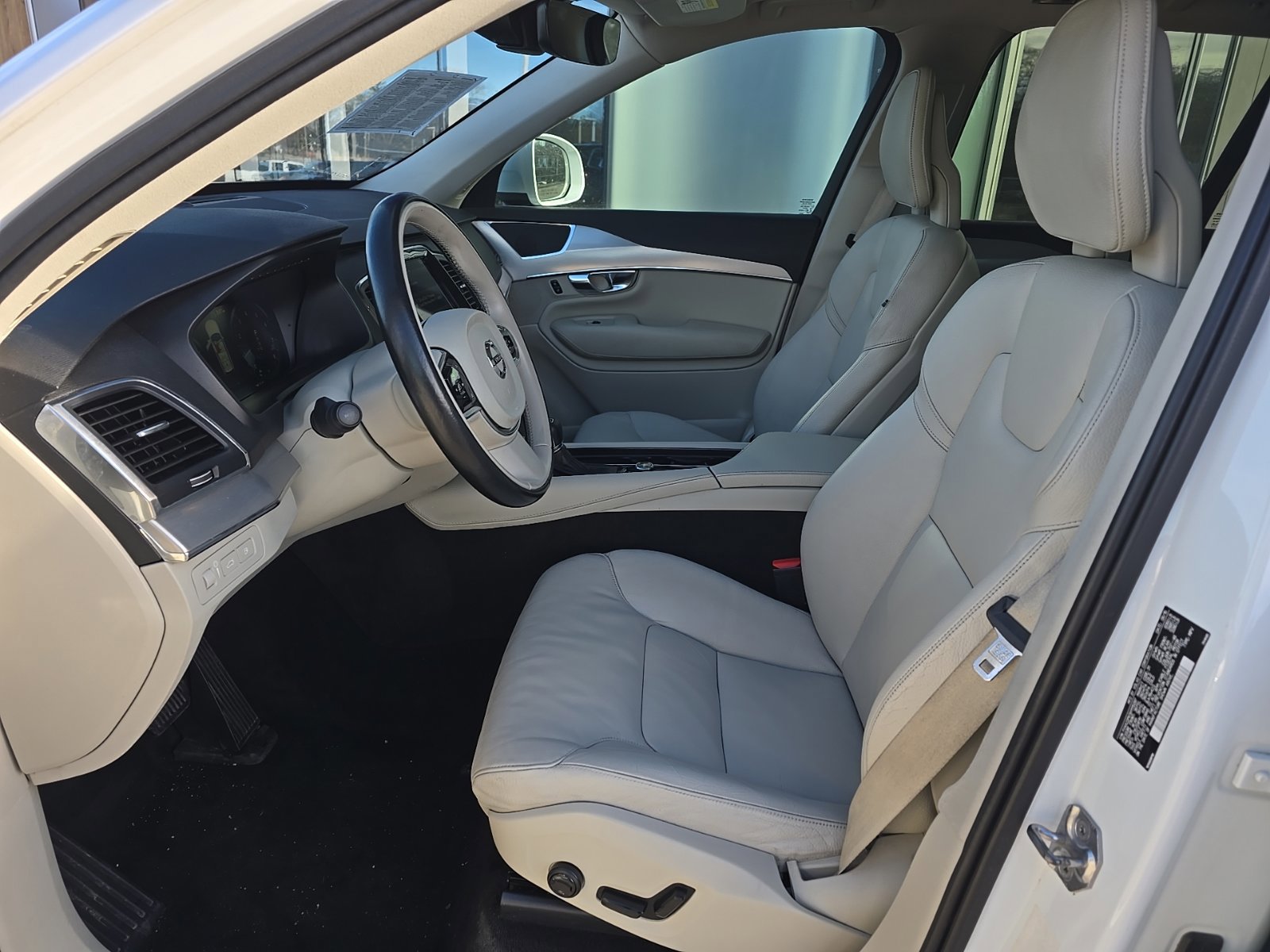 Used 2017 Volvo XC90 T6 Momentum w/ Vision Package image 7