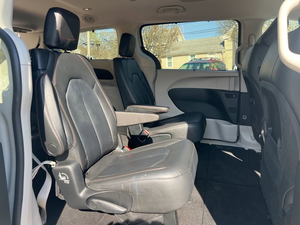 Used 2017 Chrysler Pacifica Touring-L w/ Tire & Wheel Group FWD image 22