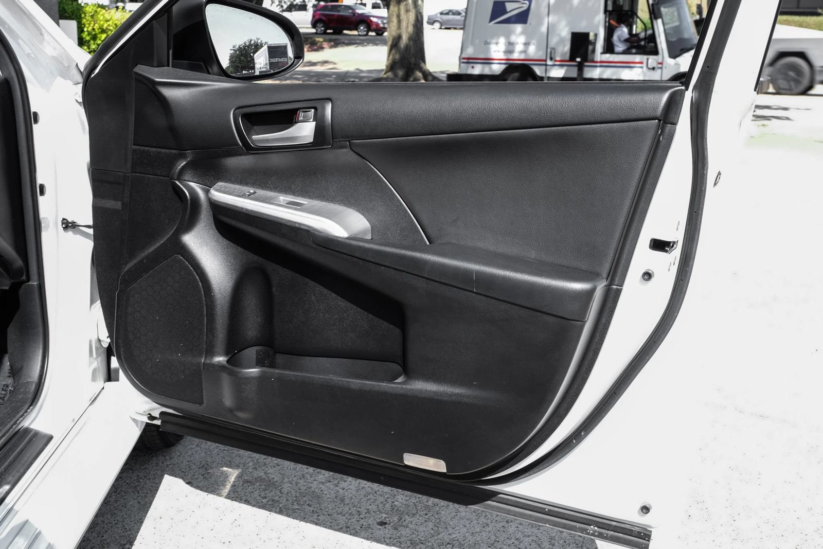 Used 2014 Toyota Camry SE FWD image 41