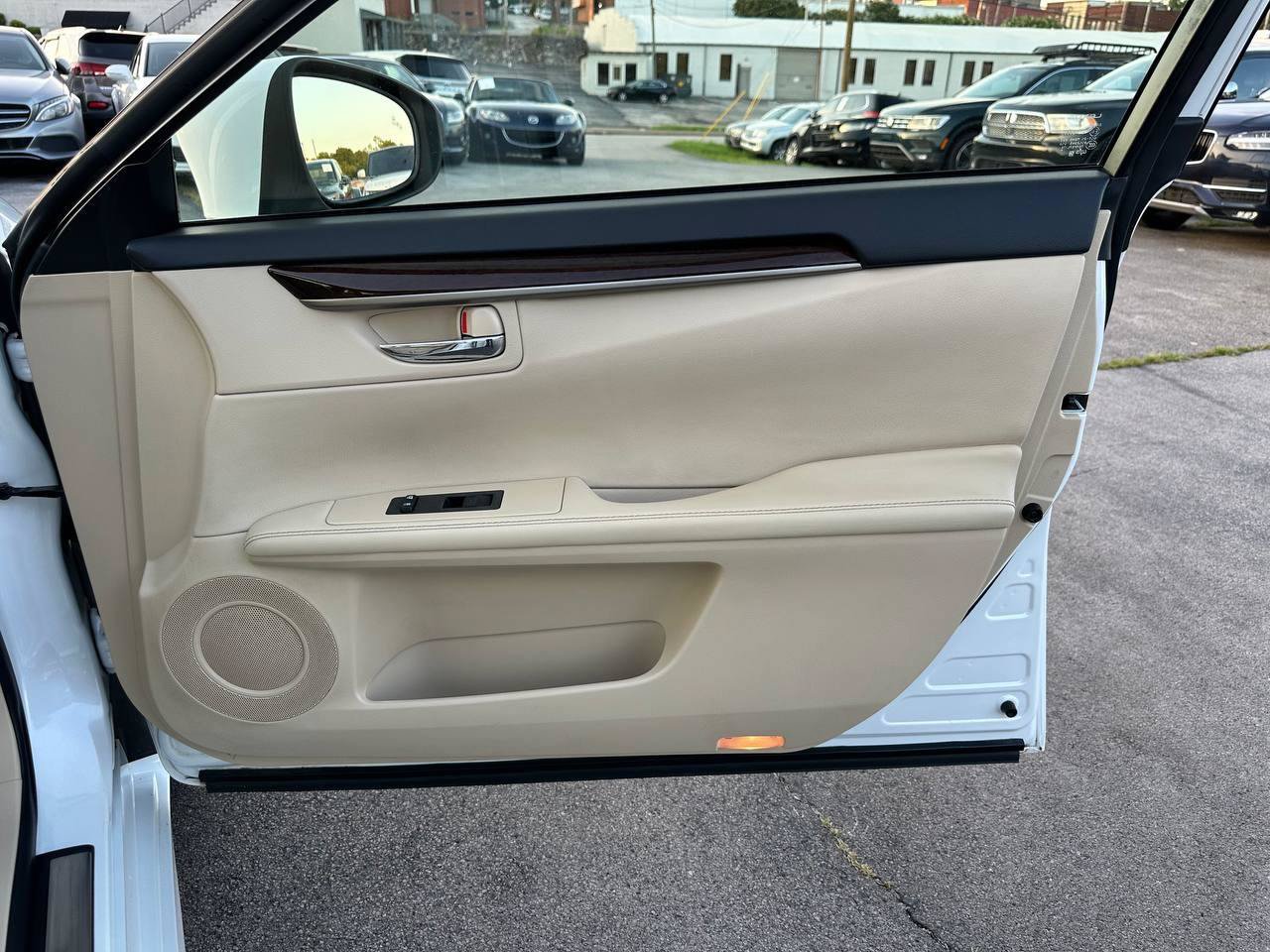 Used 2013 Lexus ES 350 w/ Luxury Pkg FWD image 29