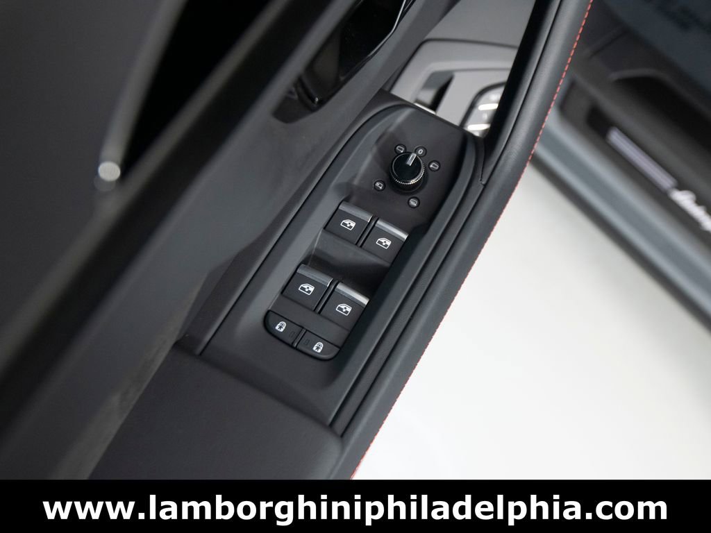 Used 2024 Lamborghini Urus S AWD/4WD image 13