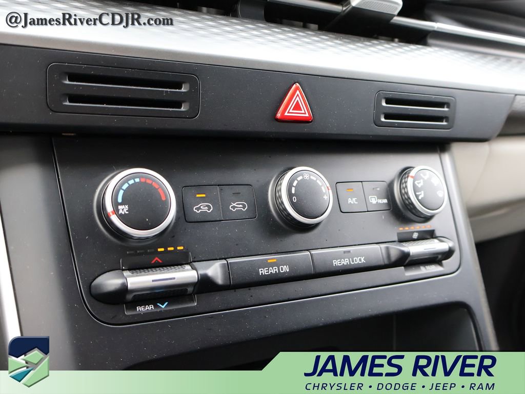 Used 2023 Kia Carnival LX image 34