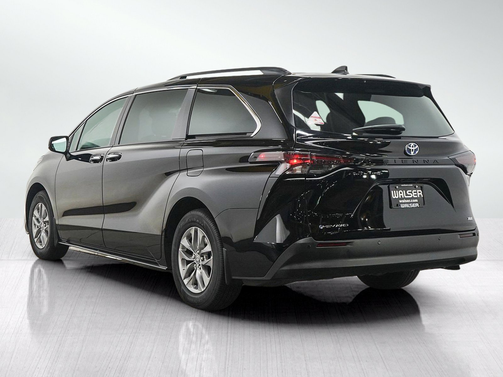 Used 2025 Toyota Sienna XLE w/ XLE Plus Package AWD/4WD image 3