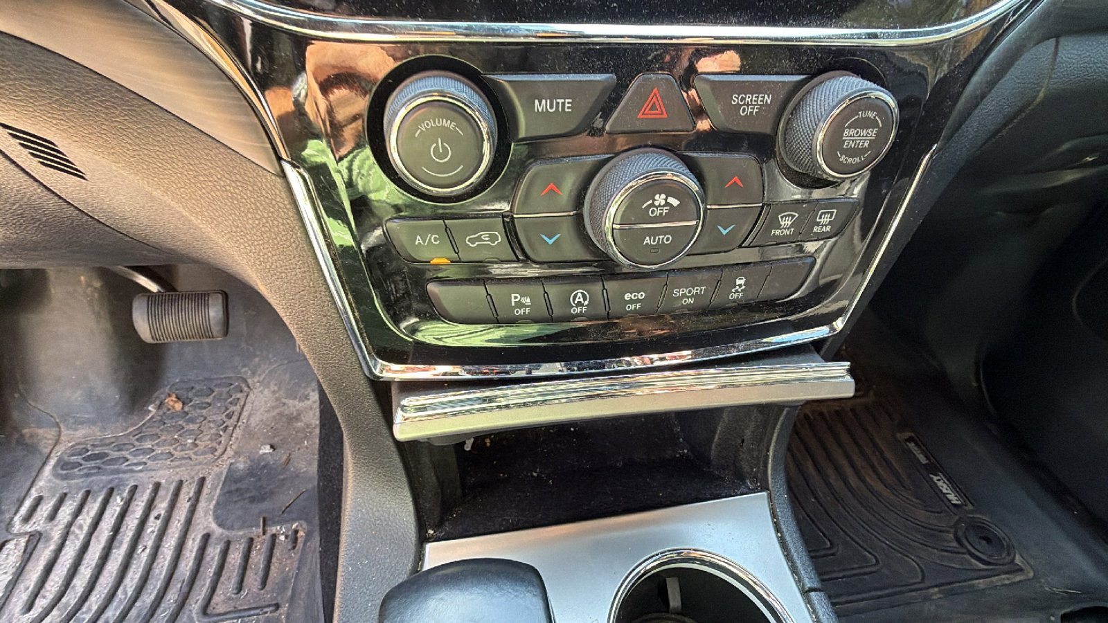 Used 2021 Jeep Grand Cherokee Laredo X AWD/4WD image 33