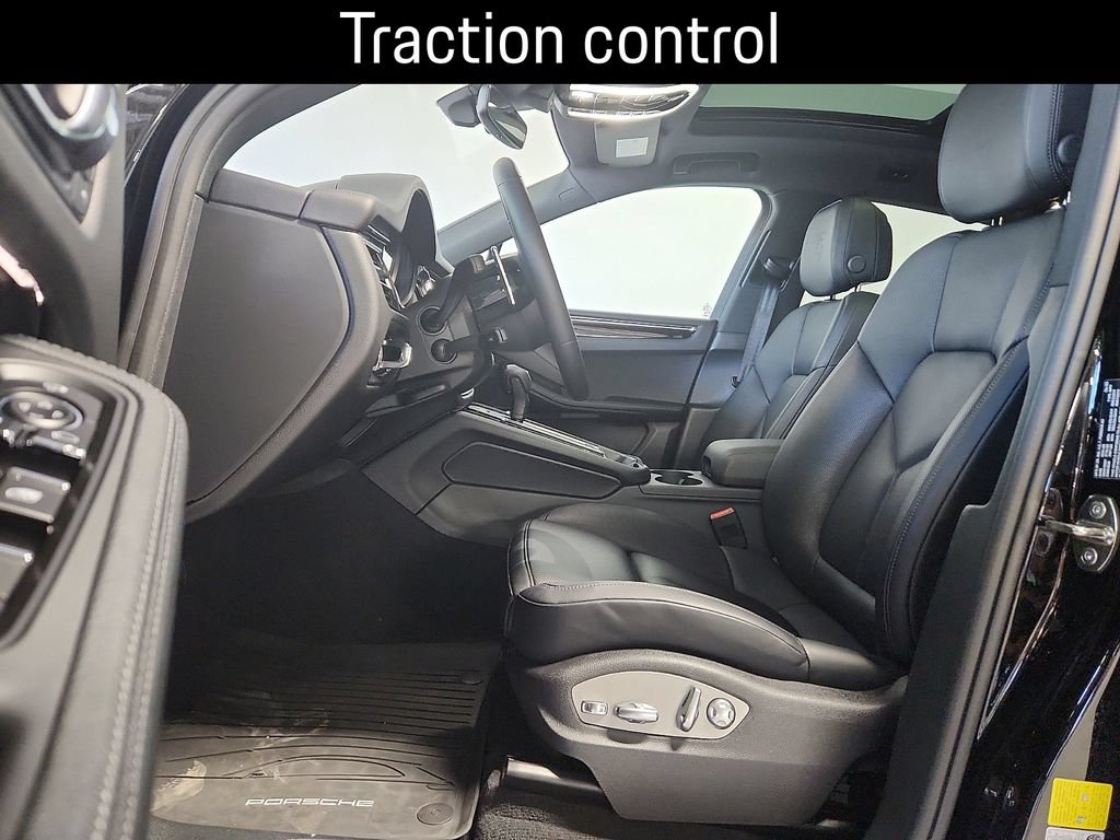 Certified 2026 Porsche Macan AWD/4WD image 5
