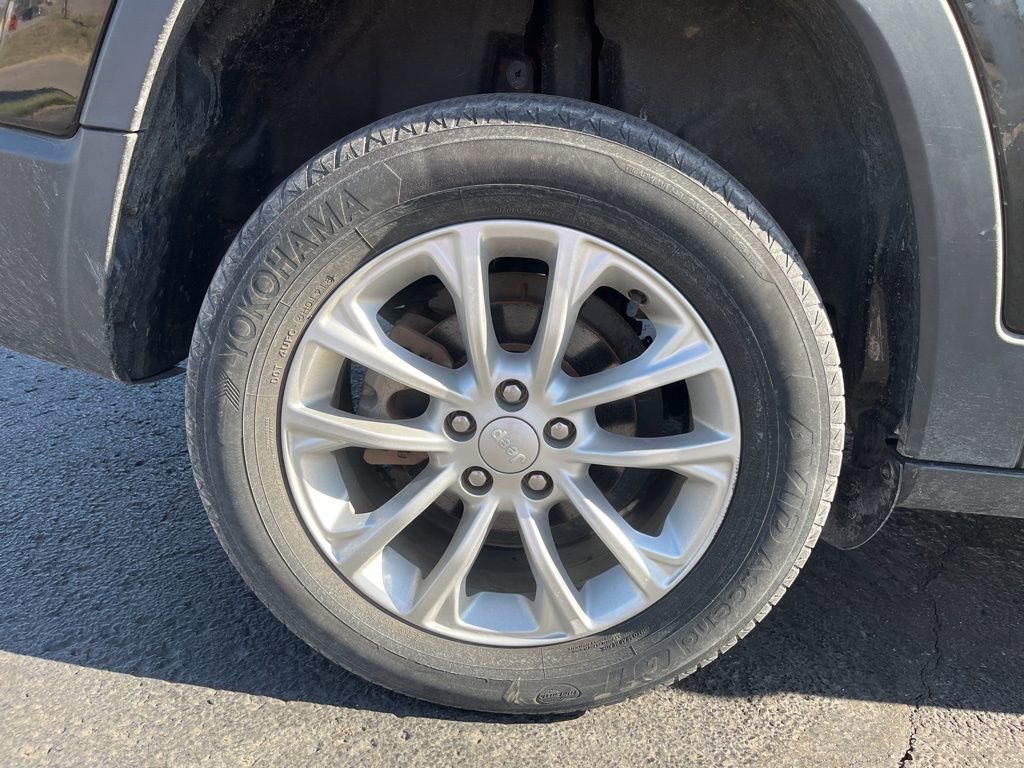 Used 2019 Jeep Cherokee Latitude w/ Popular Appearance Group image 11