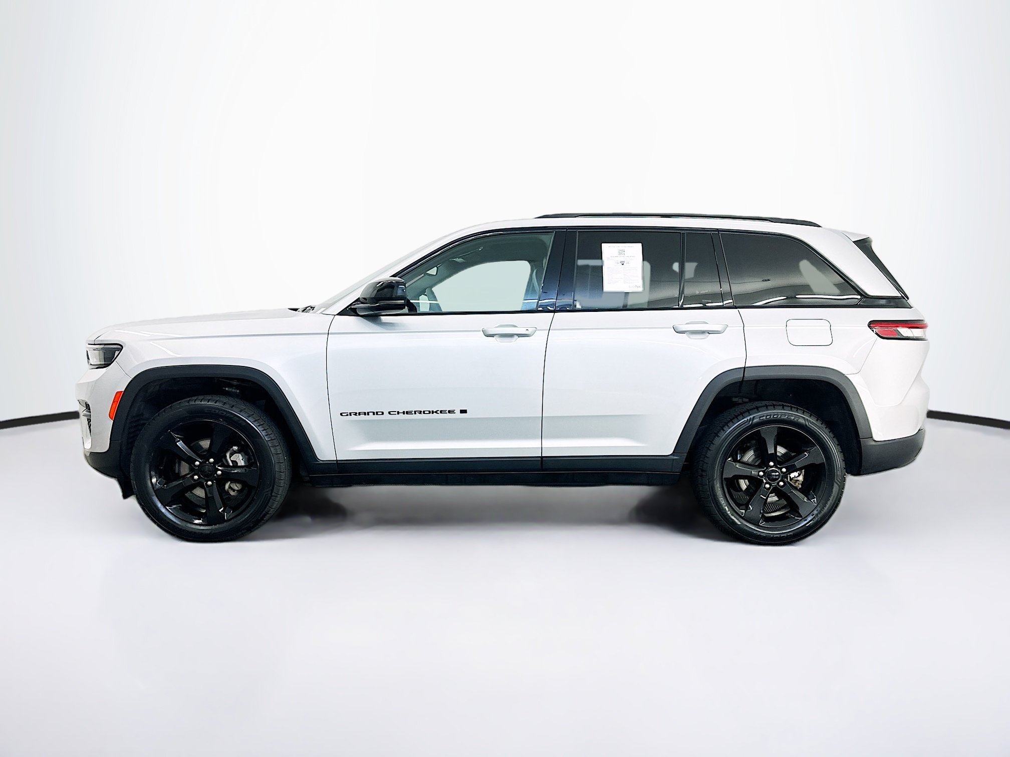 Used 2024 Jeep Grand Cherokee Altitude AWD/4WD image 4