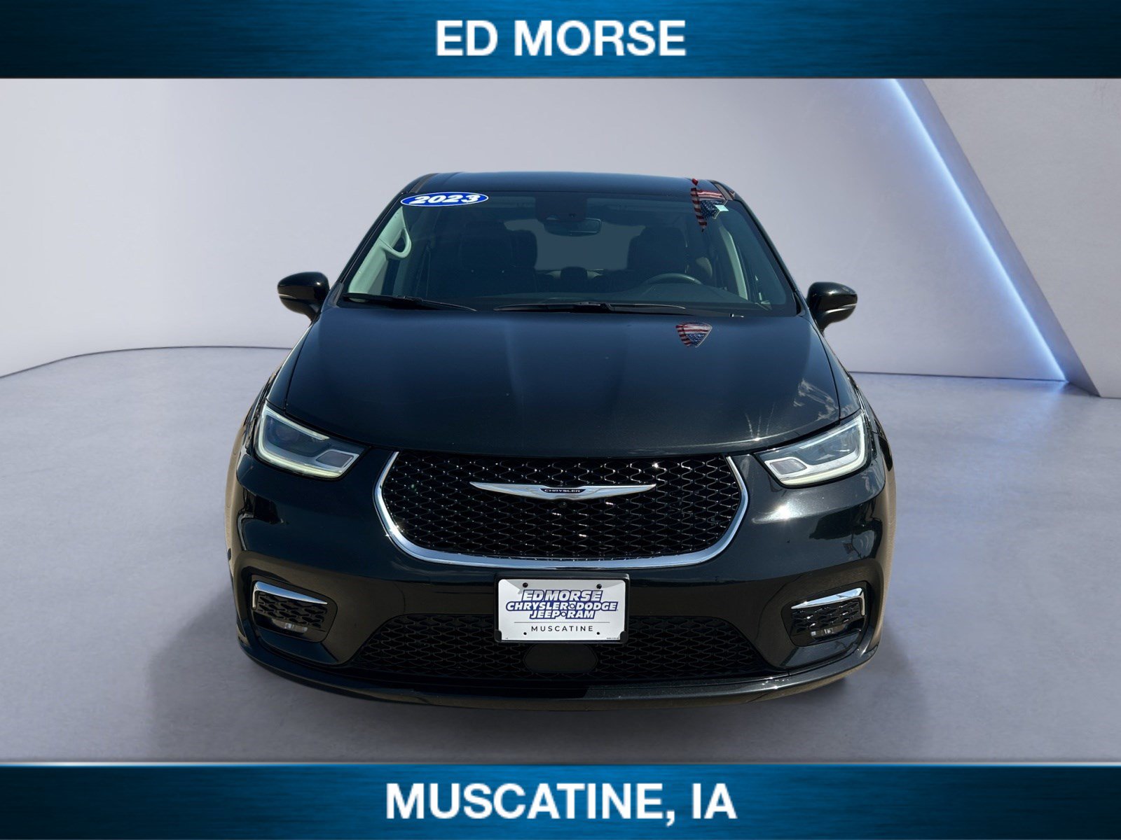 Used 2023 Chrysler Pacifica Touring-L FWD image 8