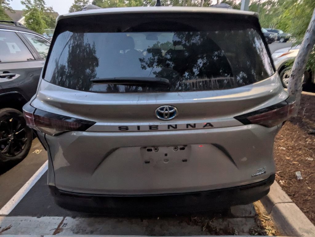 Certified 2024 Toyota Sienna XLE image 6