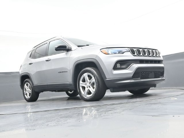 Used 2023 Jeep Compass Latitude w/ Sun and Sound Group AWD/4WD image 32