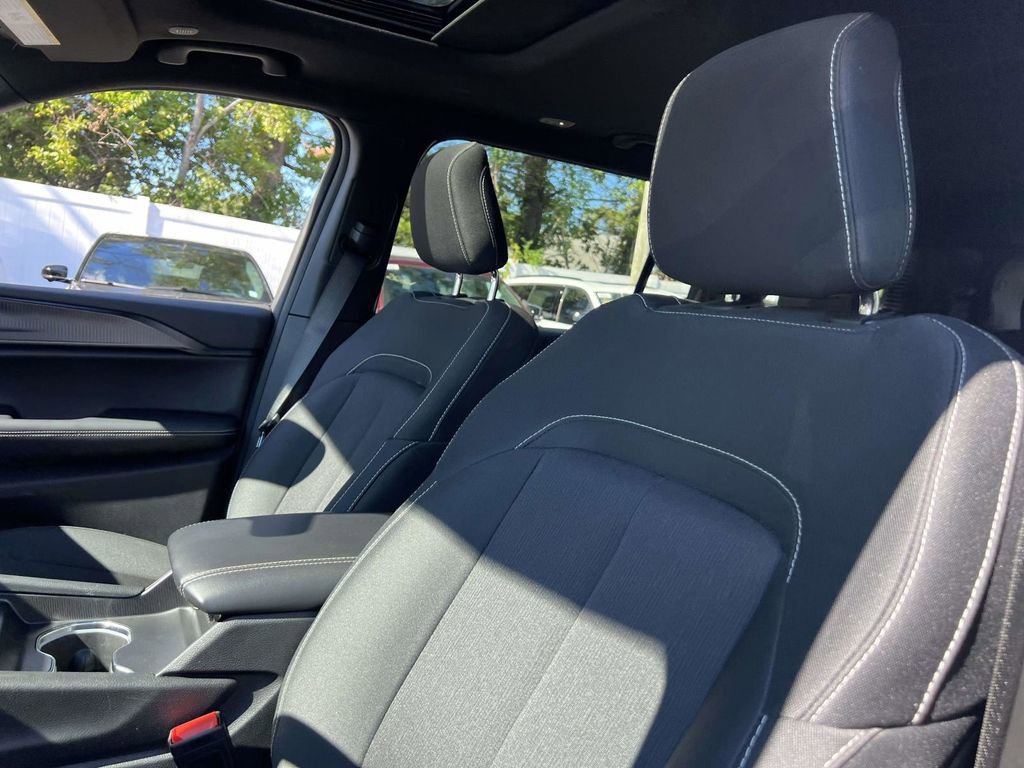 Used 2025 Jeep Grand Cherokee L Laredo image 14