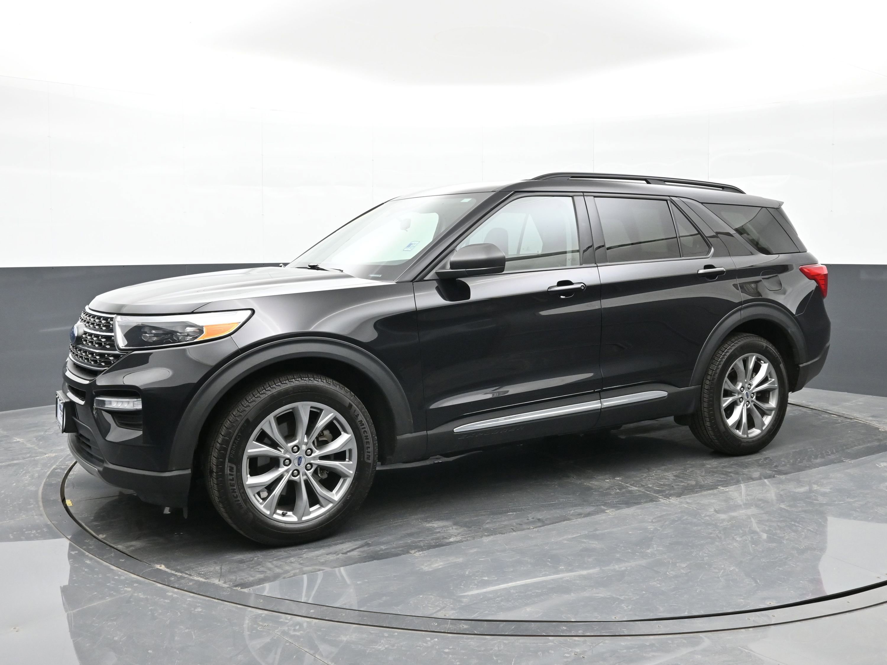 Used 2023 Ford Explorer XLT w/ Equipment Group 202A image 4