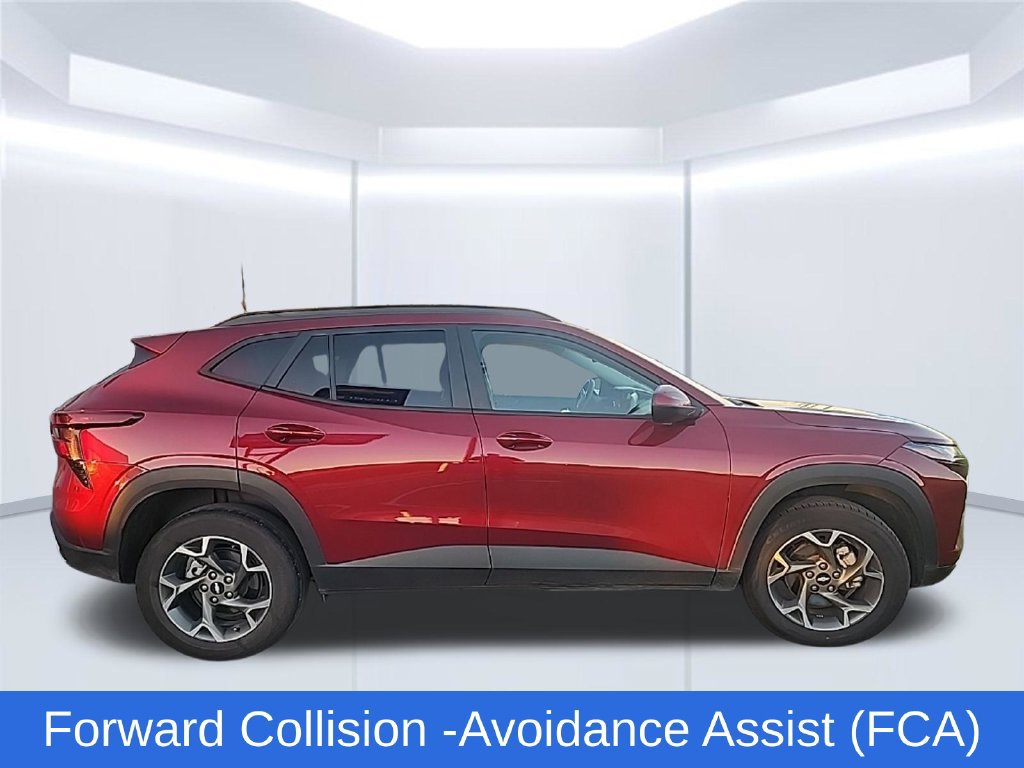 Used 2025 Chevrolet Trax LT w/ LT Convenience Package FWD image 2