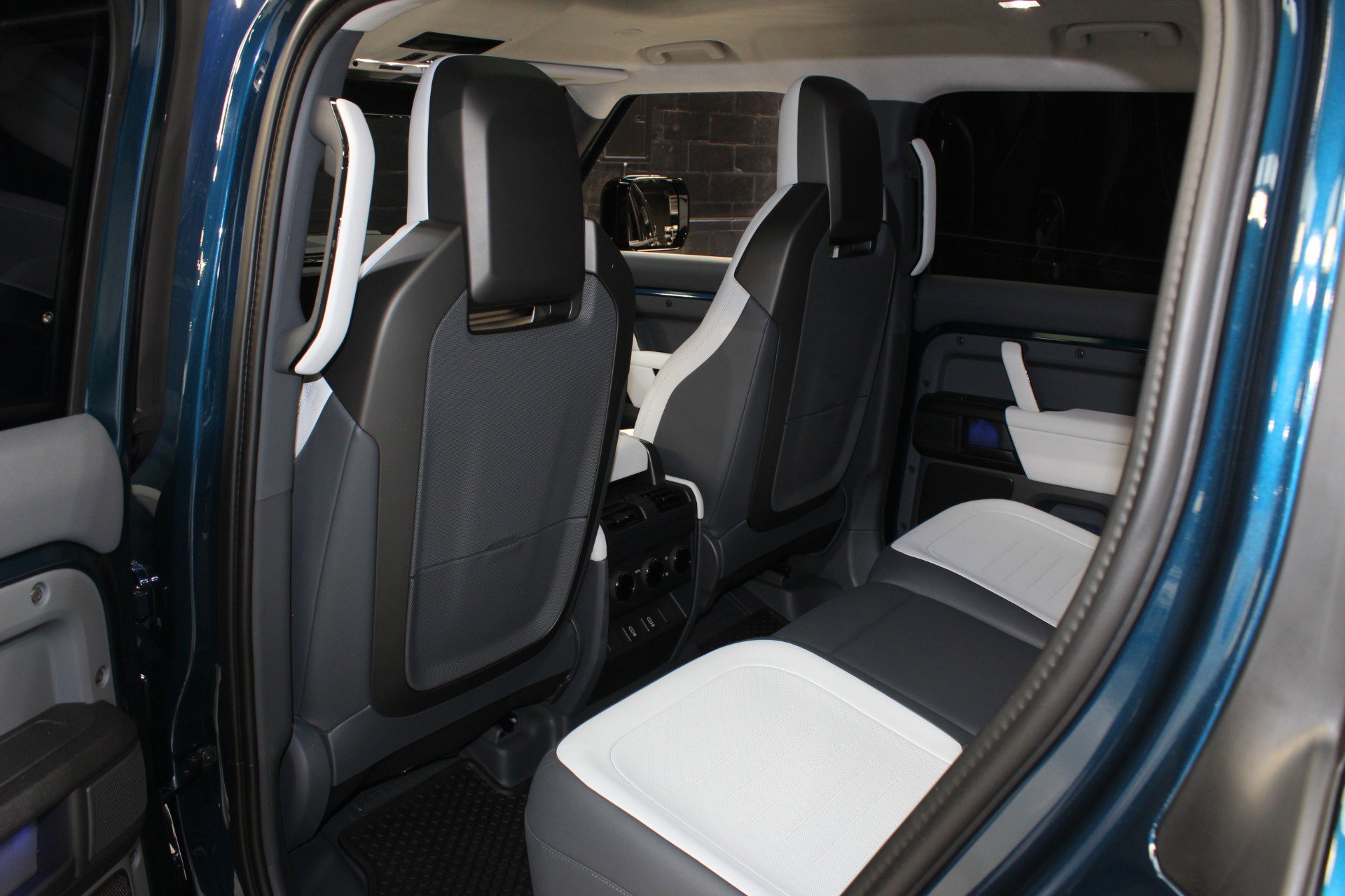 Used 2026 Land Rover Defender 110 image 44