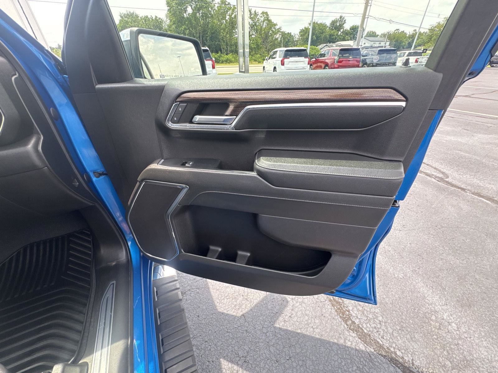 Used 2023 Chevrolet Silverado 1500 LT w/ Z71 Off-Road Package AWD/4WD image 18