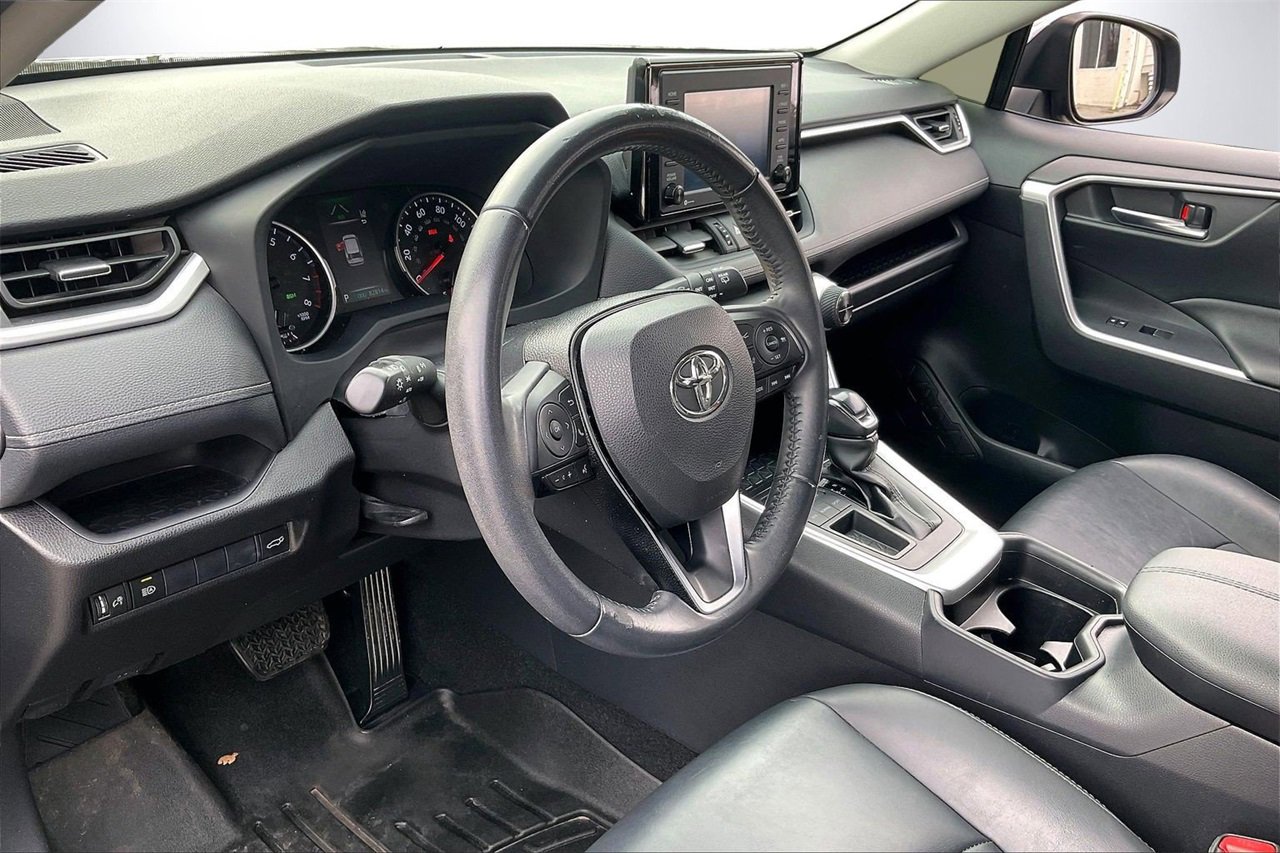 Used 2020 Toyota RAV4 XLE Premium image 20