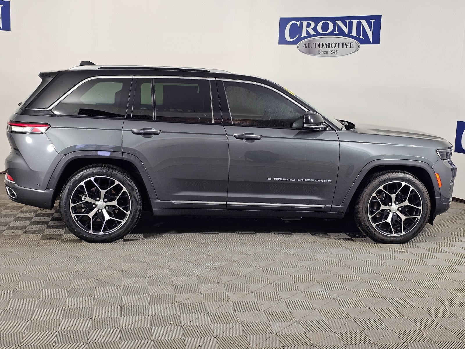 Used 2022 Jeep Grand Cherokee Summit AWD/4WD image 41
