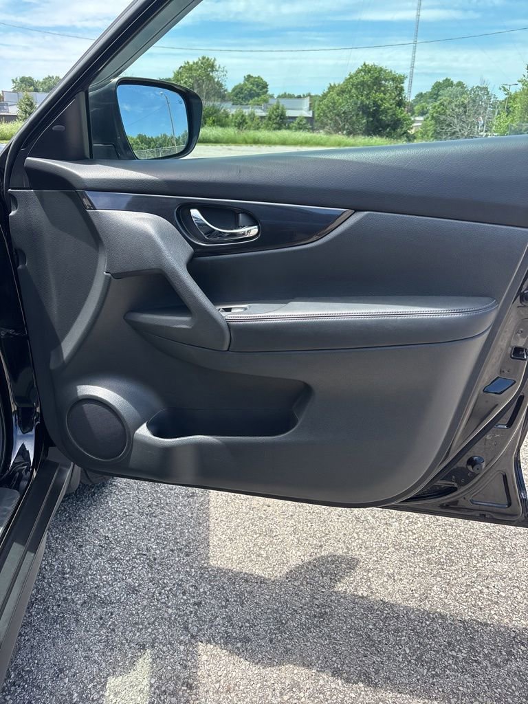 Used 2017 Nissan Rogue SV AWD/4WD image 36