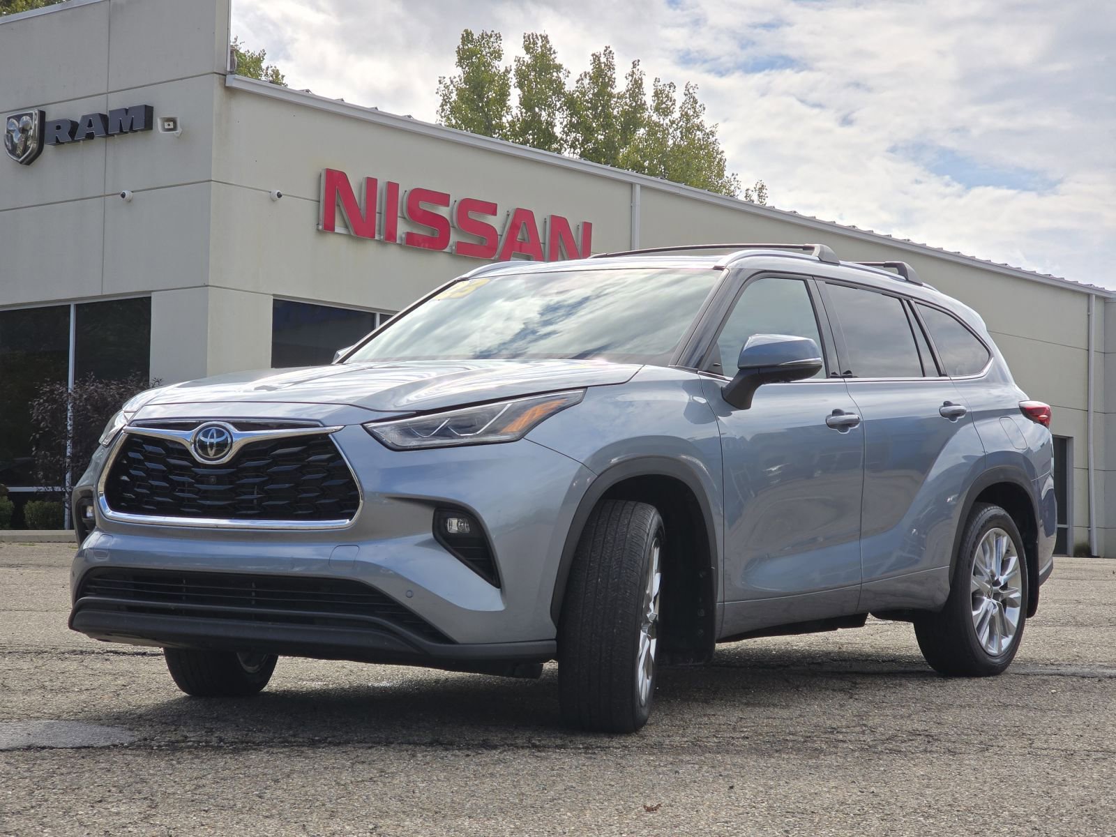 Used 2023 Toyota Highlander L image 11