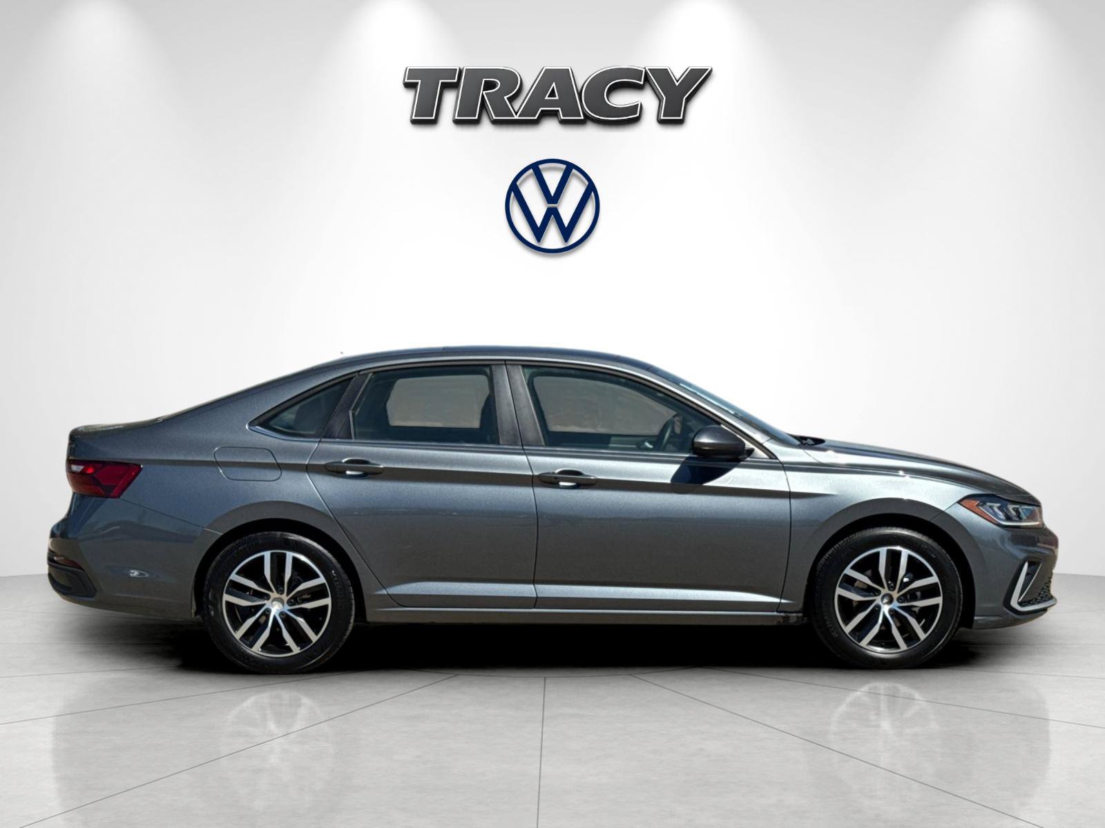 Used 2025 Volkswagen Jetta SE FWD image 3