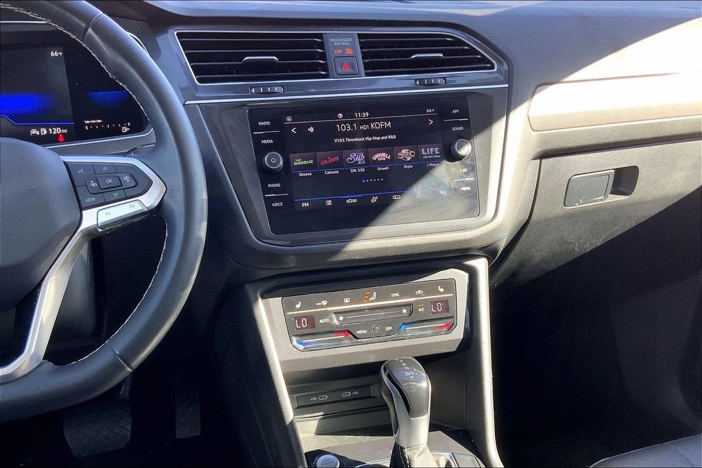 Used 2022 Volkswagen Tiguan SE w/ Panoramic Sunroof Package image 6