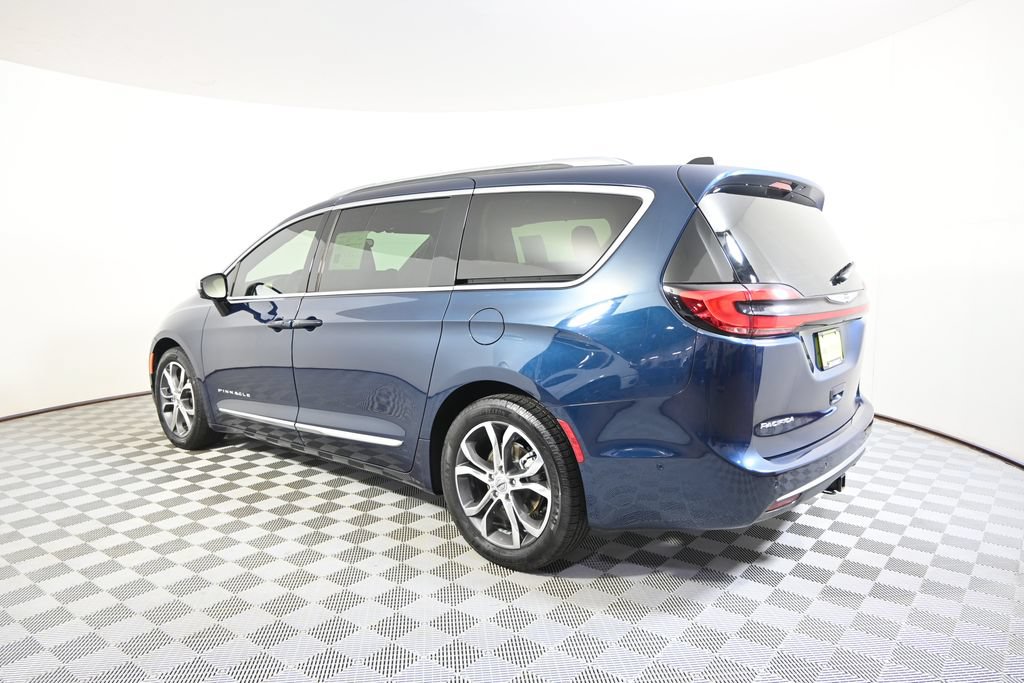 Used 2025 Chrysler Pacifica Pinnacle w/ Trailer Tow Group FWD image 4