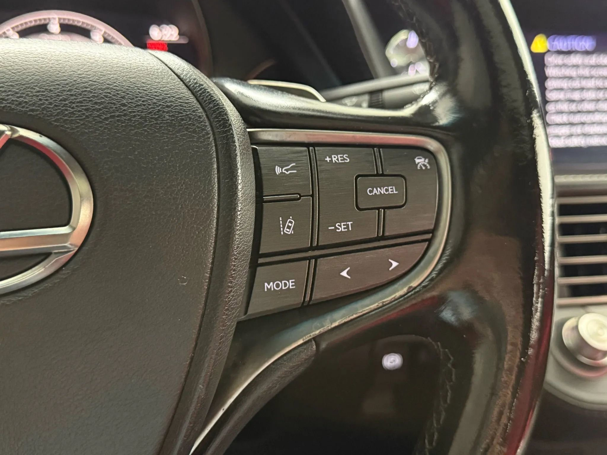 Used 2018 Lexus LS 500 w/ Accessory Package (Z2) image 31