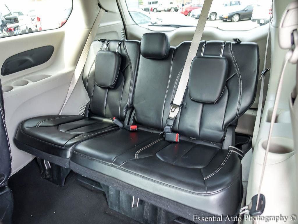 Used 2023 Chrysler Pacifica Touring-L FWD image 12