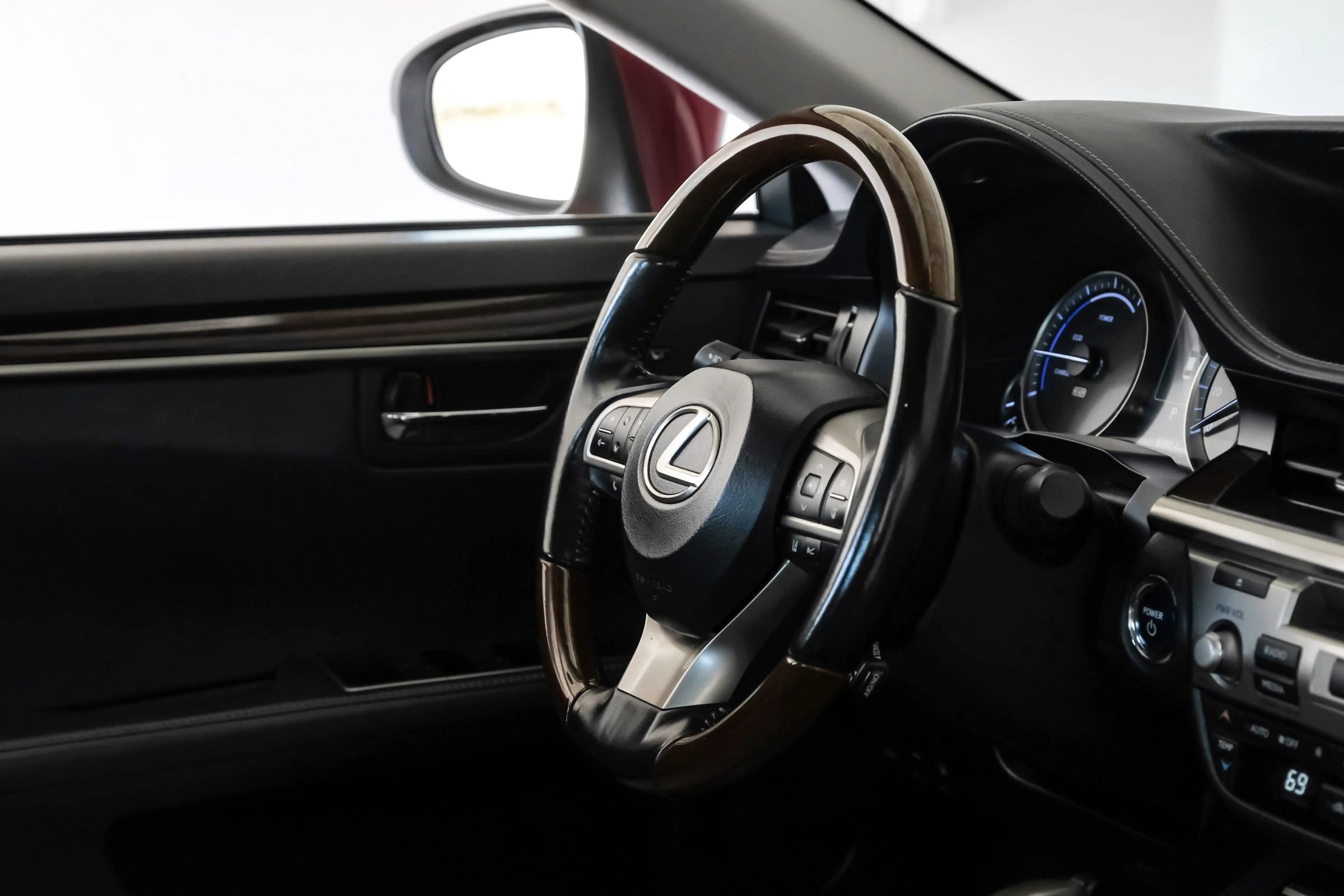 Used 2018 Lexus ES 300h w/ Luxury Package image 13