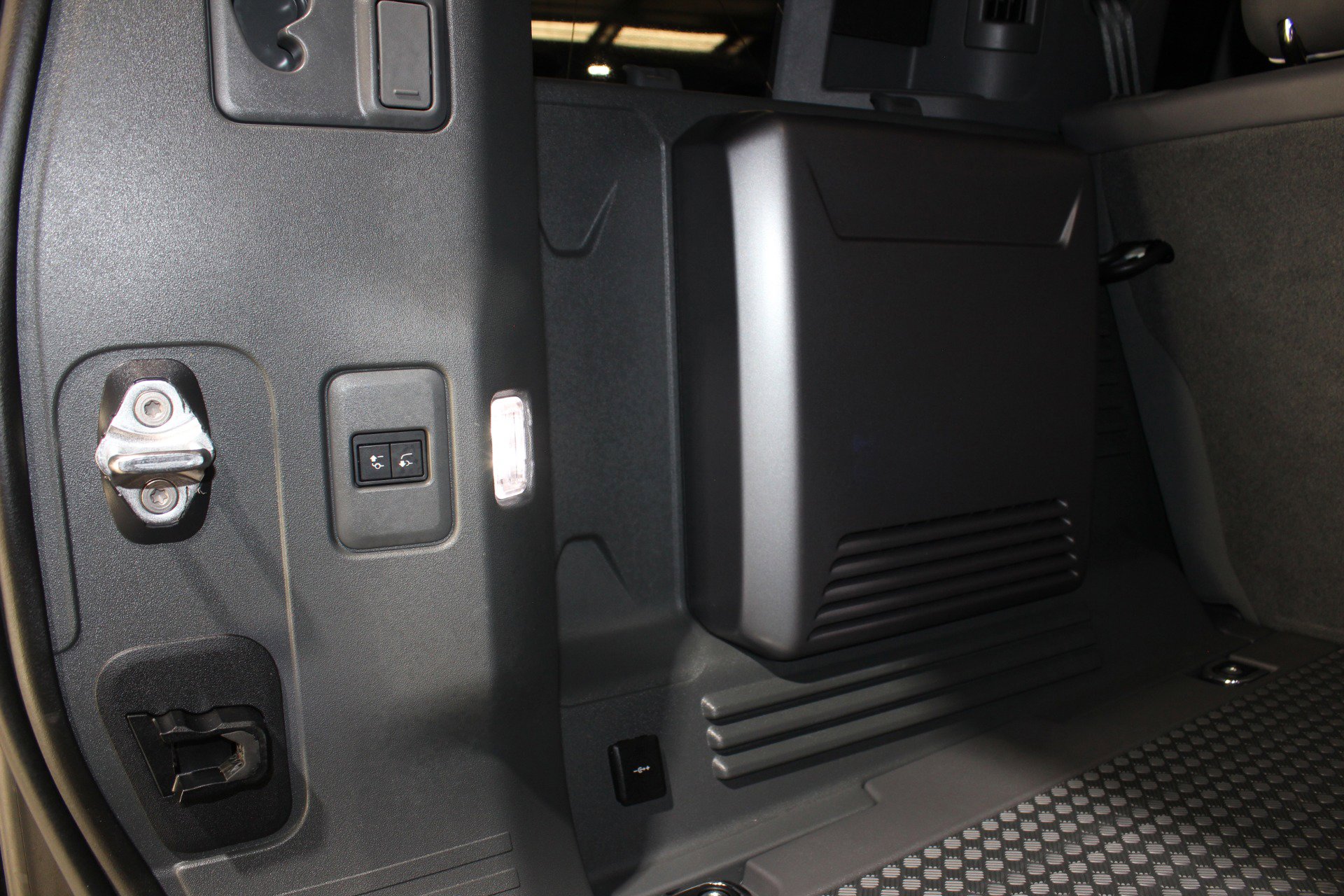 Used 2026 Land Rover Defender 110 image 87